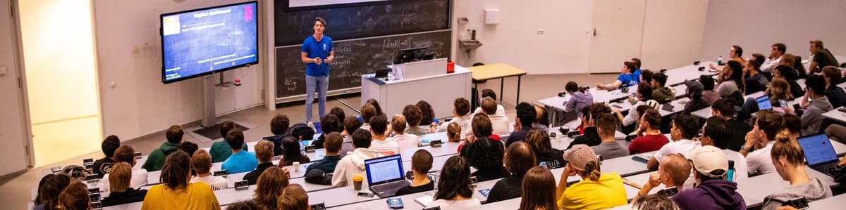 Joris Postmus presenting on existential risk from AI to a packed lecture hall of over 100 students at the University of Groningen
